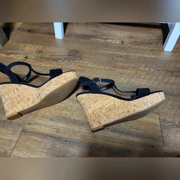 Michael by Michael Shannon T Strap Wedges - NWOT- Size 10 - Picture 4 of 7